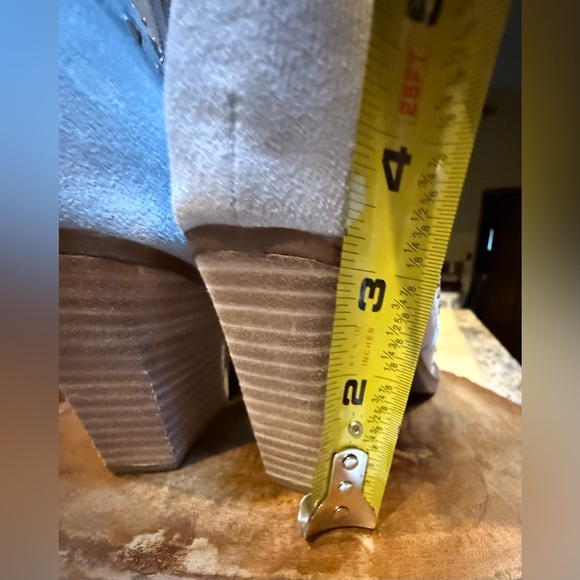 Very G Studded Cream  Heeled Boots - NWOT. 9.5 - Picture 6 of 12